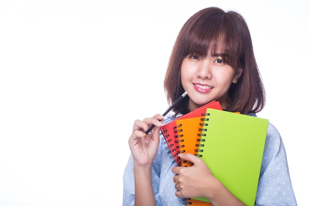 Estudiante sosteniendo un libro colorido