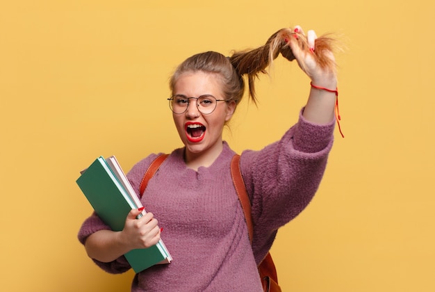 estudiante sosteniendo su cola de caballo