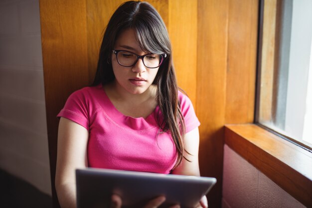 Estudiante con tableta digital