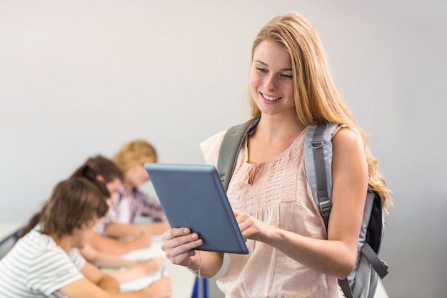 Estudiante con tableta digital