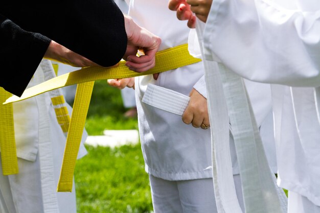 Estudiante de Tae Kwon Do practicando en el parque.