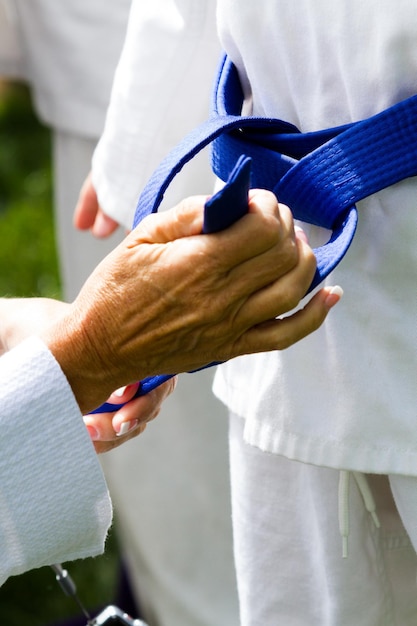 Estudiante de Tae Kwon Do practicando en el parque.