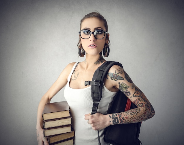 Foto una estudiante con tatuaje