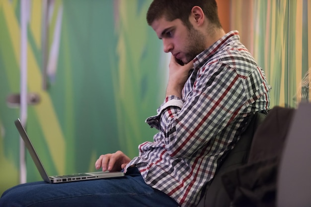estudiante de TI en el taller escuchando la presentación y tomando notas en la computadora portátil