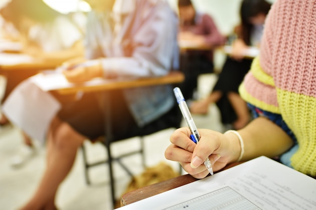 Foto estudiante tomando examen escrito