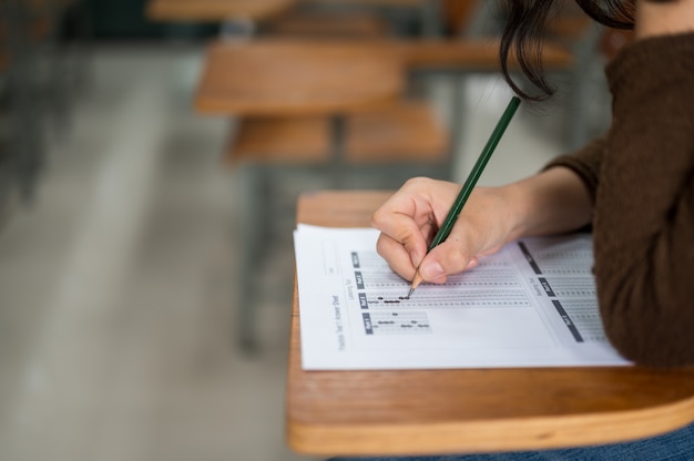 Foto estudiante tomando exámenes en la universidad