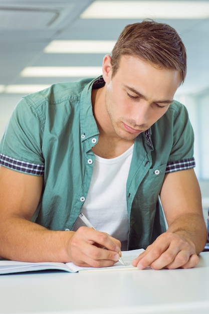 Estudiante tomando notas en clase