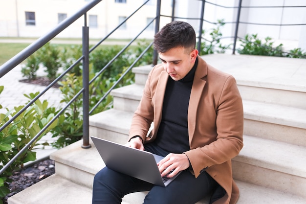 Estudiante trabaja en la computadora