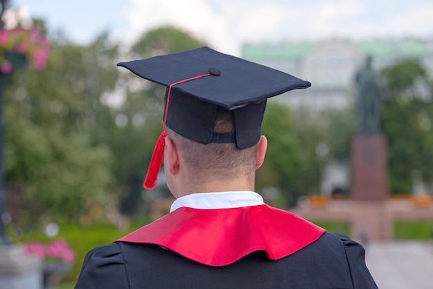 Estudiante en traje ceremonial para su graduación.