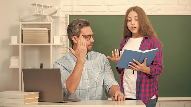 Estudiante y tutor de educación infantil de regreso a la escuela con estudio de padre y niña adolescente portátil