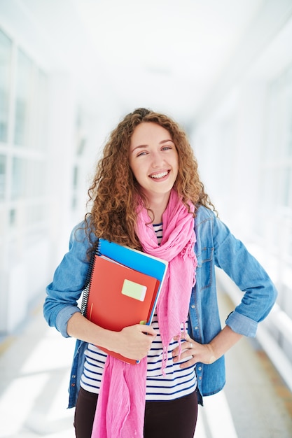 estudiante universitaria exitosa ve bastante