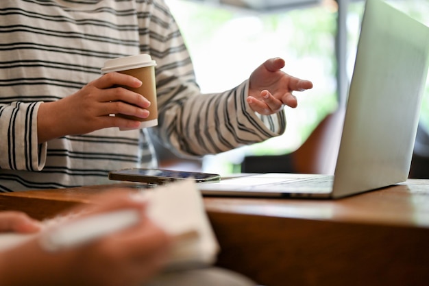 Una estudiante universitaria hablando con sus amigos en un café