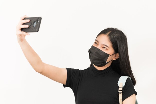 Una estudiante universitaria con un teléfono tomando un selfie en la universidad, Regreso a la escuela,