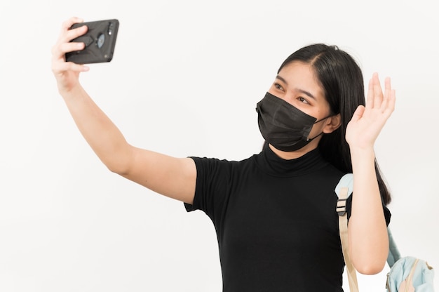 Una estudiante universitaria con un teléfono tomando un selfie en la universidad, Regreso a la escuela,