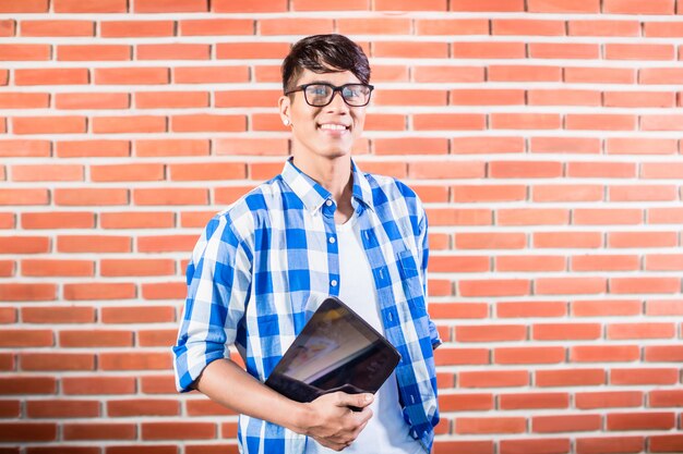 Foto estudiante universitario asiático con tableta