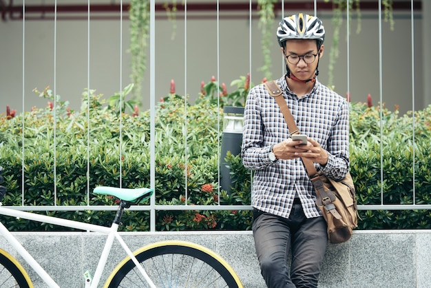 Estudiante universitario en casco de bicicleta