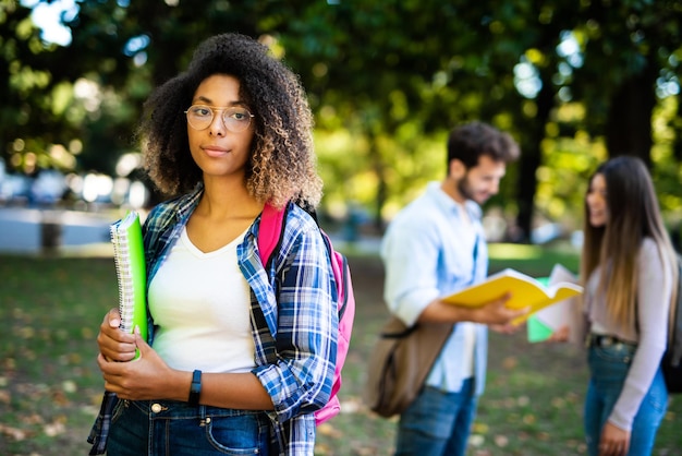 Estudiante universitario confiado al aire libre con amigos