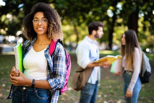 Estudiante universitario confiado disfrutando de la vida en el campus