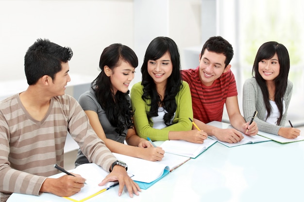 Estudiante universitario estudiando juntos