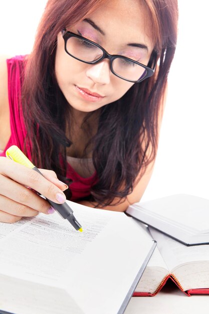 Foto estudiante universitario estudiando en serio