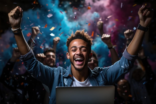 Un estudiante universitario jubiloso levantó los brazos en la celebración victoriosa de la IA generativa