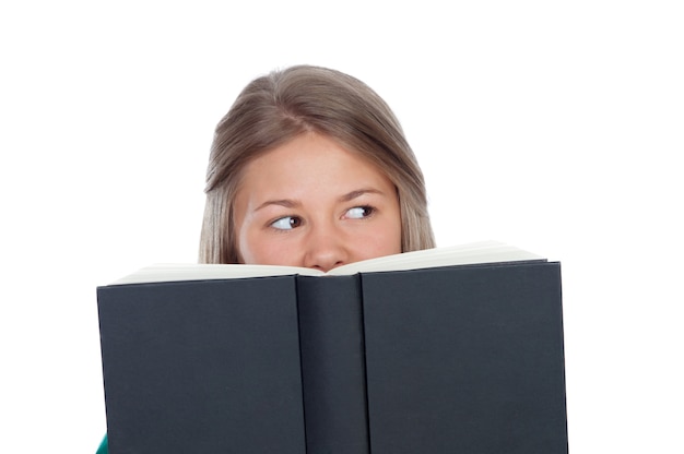 Estudiante universitario leyendo un libro aislado sobre fondo blanco