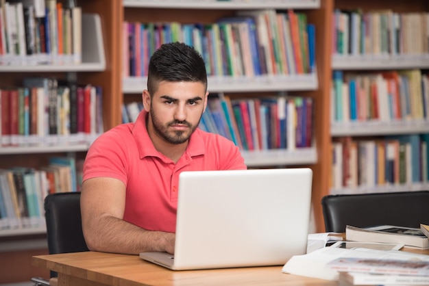 Estudiante universitario masculino árabe estresado por su tarea