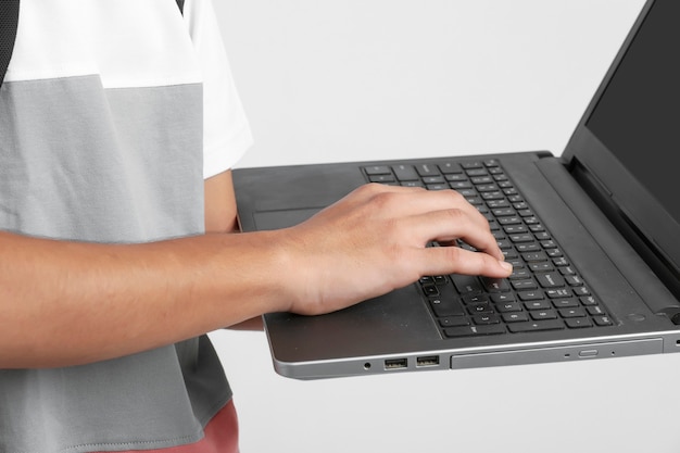 Estudiante universitario masculino indio usando la computadora portátil