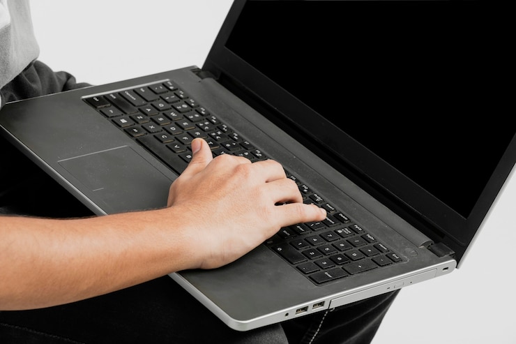 Foto estudiante universitario masculino indio usando la computadora portátil