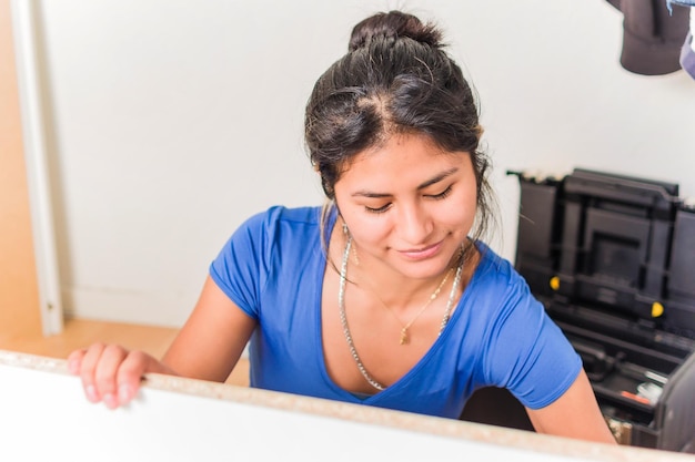 Estudiante universitario se muda a primer apartamento independiente latino joven boliviano montaje muebles