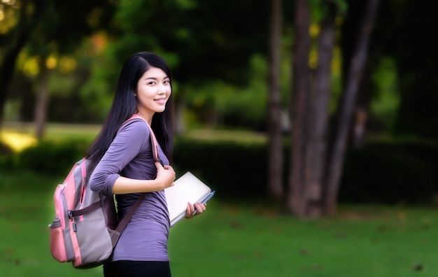 Estudiante universitario de mujer asiática en el campus