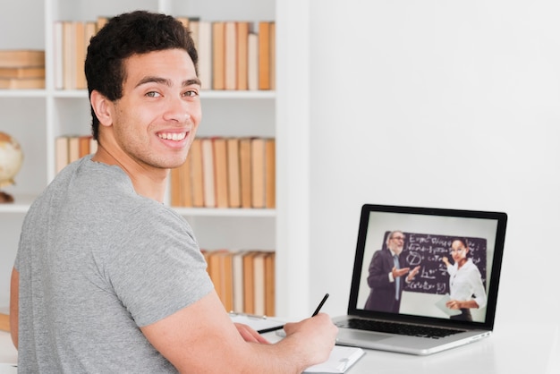 Foto estudiante universitario que aprende cursos en línea