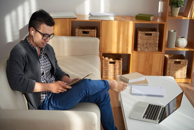 Estudiante universitario que estudia en casa