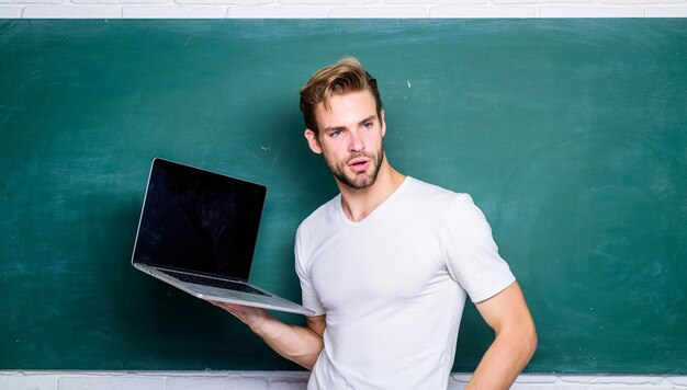 Estudiante universitario que estudia en línea Profesor universitario que usa tecnología informática Hombre estudiante en clase de aprendizaje electrónico Hombre que usa Internet 4g para estudiar educación moderna en línea Regreso a la escuela Escuela de negocios