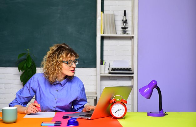 Estudiante universitario de secundaria en el maestro del campus en el concepto de educación de tutoría y estudiante en el aula