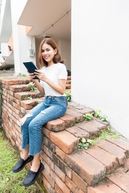 Estudiante universitario sostiene tableta