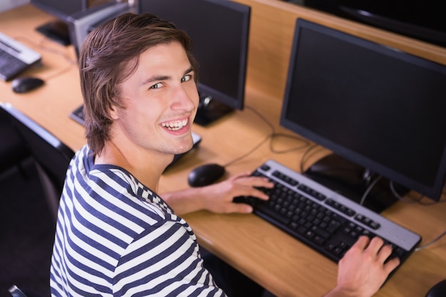 Estudiante usando computadora en el aula