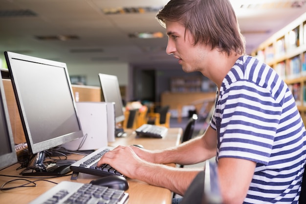 Estudiante usando computadora en el aula