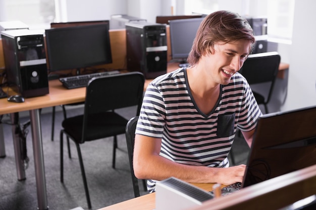 Estudiante usando computadora en el aula