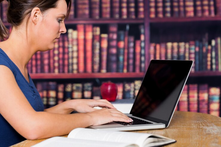 Foto estudiante usando una computadora portátil
