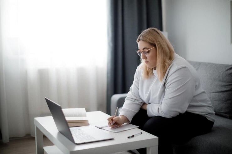 Estudiante usando una computadora portátil