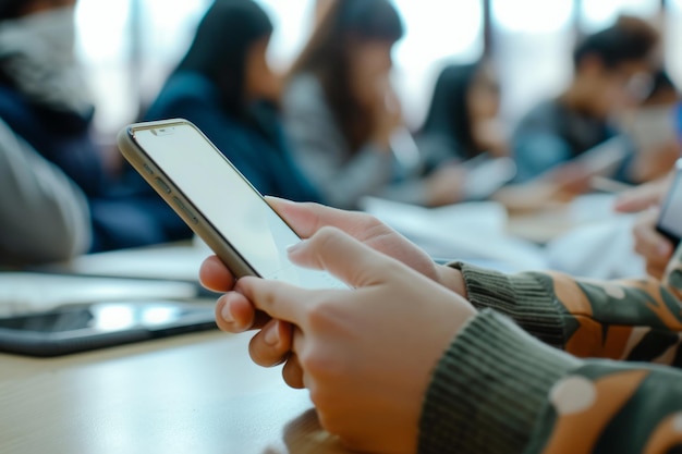 Estudiante usando el teléfono inteligente durante la sesión de clase de la escuela