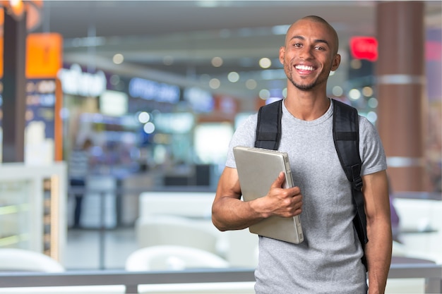 Estudiante varón con mochila en el fondo