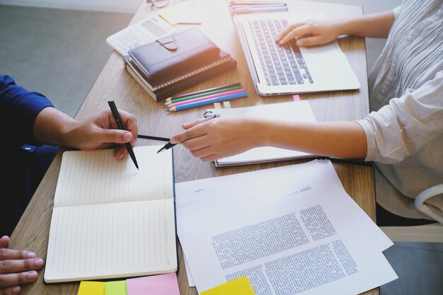 Estudiantes adultos que entrenan que educan juntos concepto de la gerencia del instructor