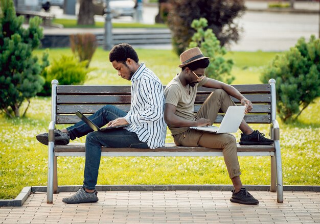 Estudiantes africanos en el parque.