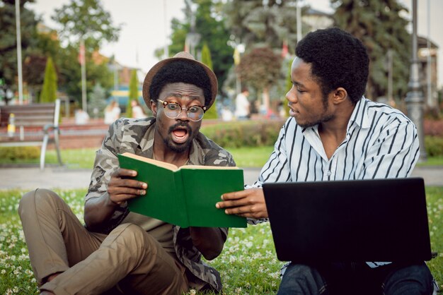 Estudiantes africanos en el parque.