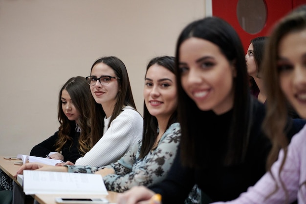 Foto estudiantes se agrupan en el anfiteatro