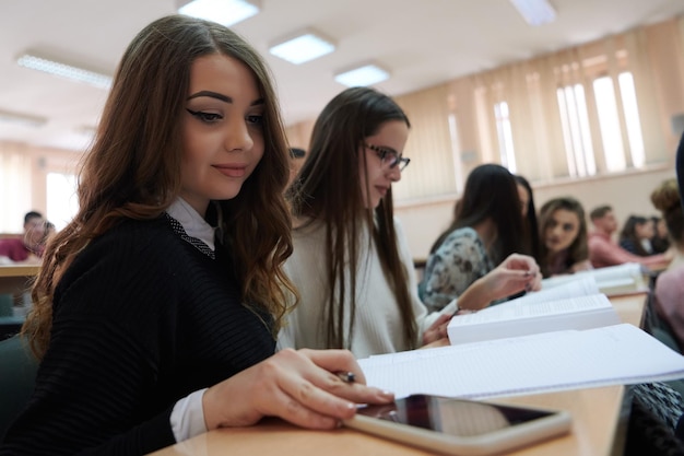 Estudiantes se agrupan en el anfiteatro