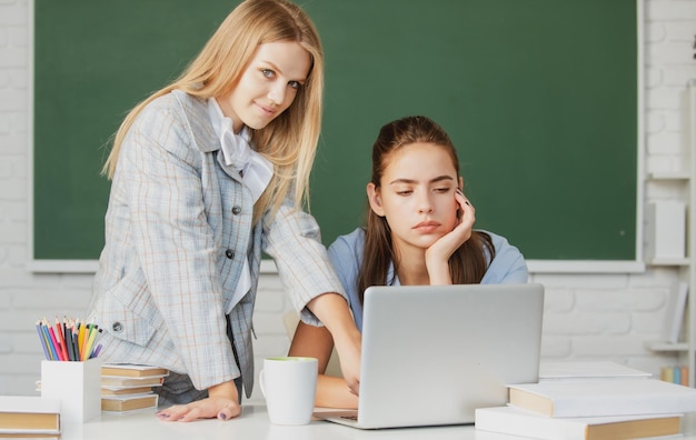 Estudiantes amigas en el aula en la escuela, colegio o universidad Dos estudiantes haciendo la tarea juntos