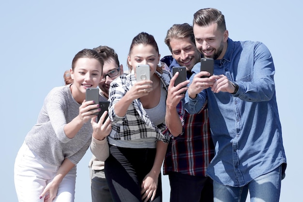 Los estudiantes de los amigos del primer hacen un selfiephoto con el espacio de la copia